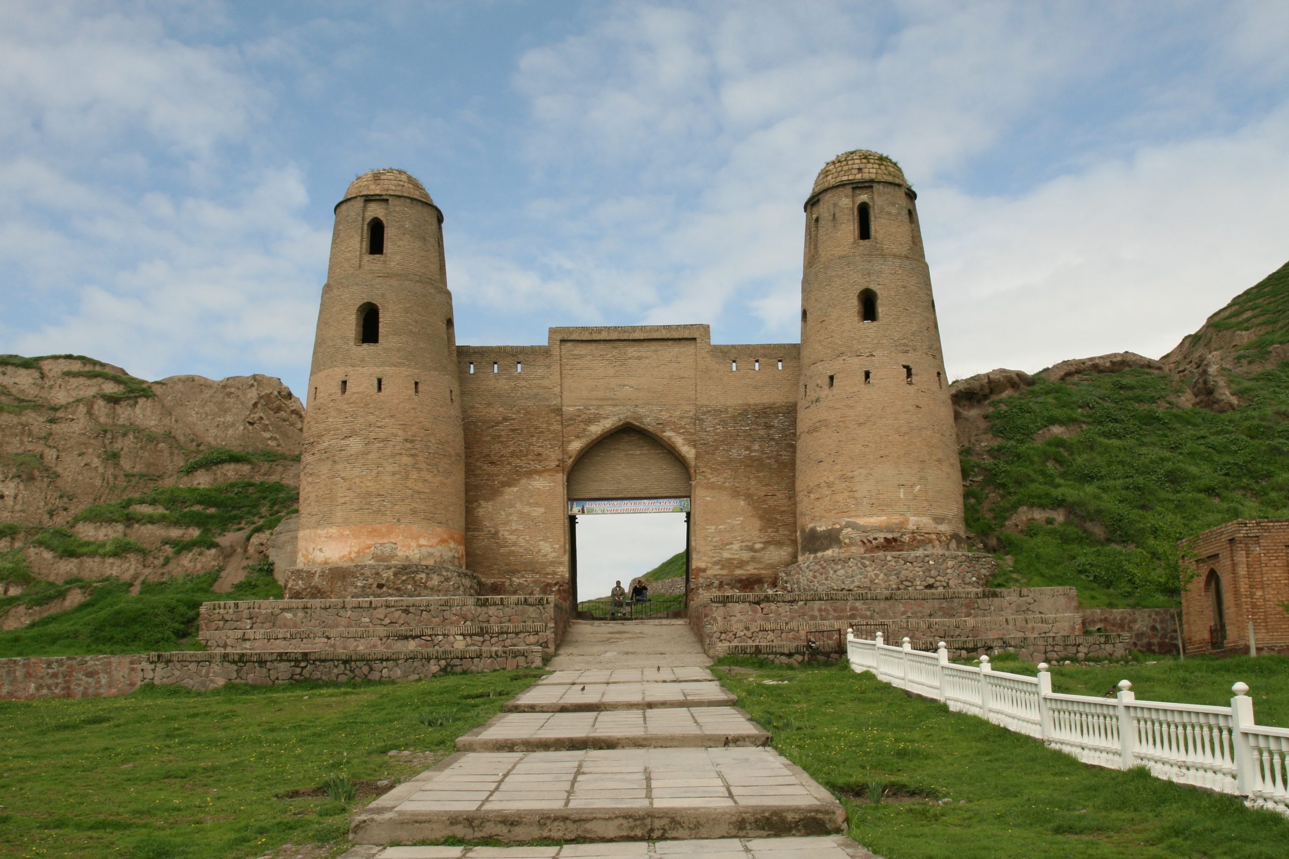 Hisor_fortress_the_former_residence_of_the_Bek_(governor)_of_the_Bukharan_Emir_-_panoramio